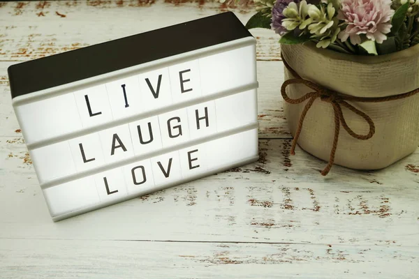 Live Laugh Love Palabra Caja Luz Plana Sobre Fondo Madera —  Fotos de Stock