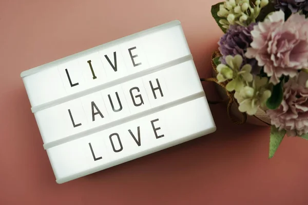 Live Laugh Love Palabra Caja Luz Plana Sobre Fondo Rosa —  Fotos de Stock