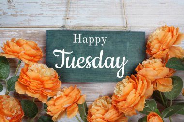 Ahşap arkaplanda çiçek desenli mutlu Salı tipografi metinleri