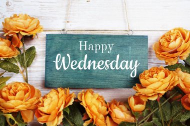 Ahşap arka planda çiçek süslemesi olan mutlu çarşamba tipografi metinleri