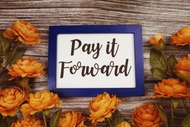 Tahta arka planda çiçek deşifre metniyle birlikte ileri tipografi metnini öde.