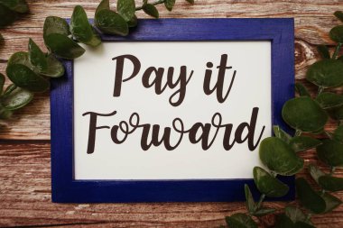 Öde onu mavi çerçeveye yazılmış yeşil izin düz ahşap zemin üzerinde yatıyordu