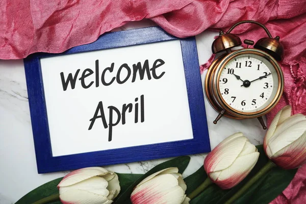 Willkommen April Geschrieben Auf Blauem Rahmen Mit Tulpenblume Flach Lag — Stockfoto
