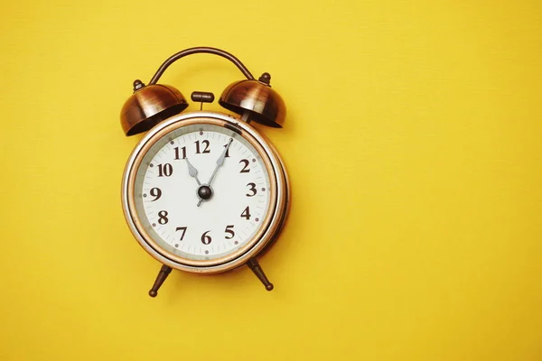 Reloj Despertador Vintage Con Copia Espacio Sobre Fondo Amarillo — Foto de Stock