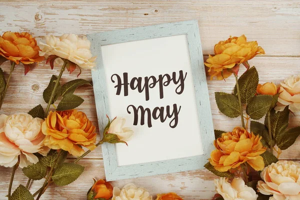 Текст Типографії Happy May Розкладанням Квітів Дерев Яному Фоні — стокове фото