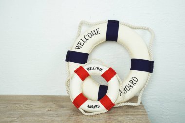 Lifebuoy Yaz İç dekorasyonu ahşap arka planda uzay kopyası ile