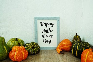 Ahşap masadaki balkabağı süslemeli Cadılar Bayramı tipografiniz kutlu olsun.