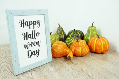 Ahşap masadaki balkabağı süslemeli Cadılar Bayramı tipografiniz kutlu olsun.