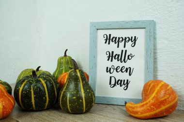 Ahşap masadaki balkabağı süslemeli Cadılar Bayramı tipografiniz kutlu olsun.