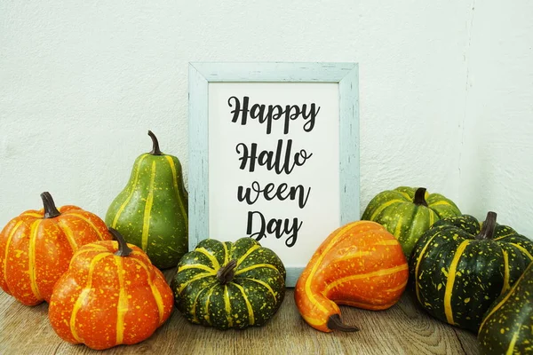 Ahşap masadaki balkabağı süslemeli Cadılar Bayramı tipografiniz kutlu olsun.