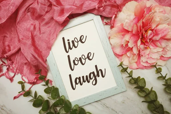 Надпись Live Love Laught Голубой Рамке Розовым Плоским Цветком Мраморном — стоковое фото