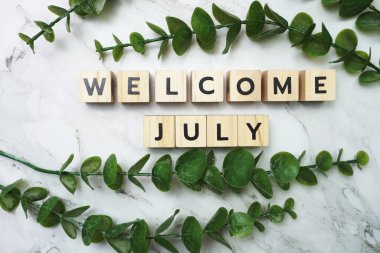 Yeşil izinli Temmuz alfabesi harfi mermer zemin üzerinde yatıyordu