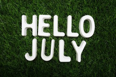 Merhaba Temmuz alfabe harfi yeşil çimen arka planda