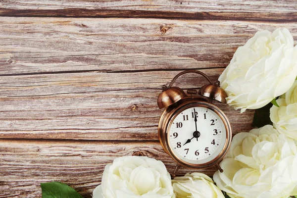 Wecker Mit Weißen Pfingstrosen Blumen Rand Rahmen Auf Holz Hintergrund — Stockfoto