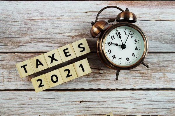 Налоги 2021 Буква Алфавита Деревянном Фоне — стоковое фото