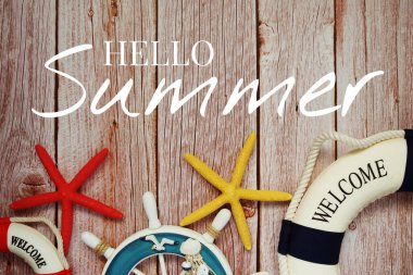 Merhaba yaz tipografisi yazı süslemesi ile ahşap arka planda