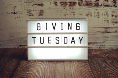 Salı kelimelerini ahşap arka planda ışık kutusuyla vermek