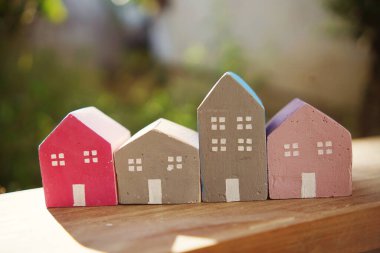 Renkli Minyatür evler Köy ve Gayrimenkul kavramı