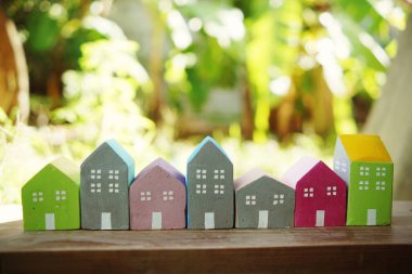 Renkli Minyatür evler Köy ve Gayrimenkul kavramı