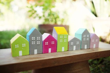 Renkli Minyatür evler Köy ve Gayrimenkul kavramı