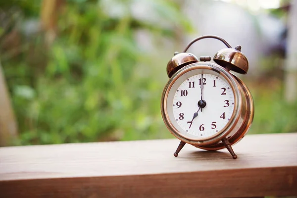 Relógio Alarme Vintage Com Cópia Espaço Prateleiras Madeira Fundo — Fotografia de Stock