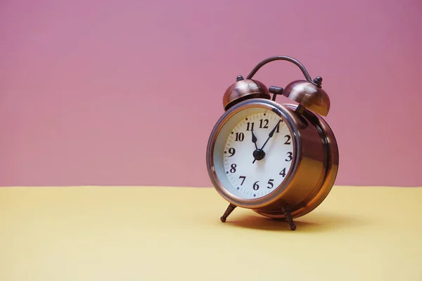 Reloj Despertador Vintage Con Copia Espacio Sobre Fondo Amarillo Rosa — Foto de Stock