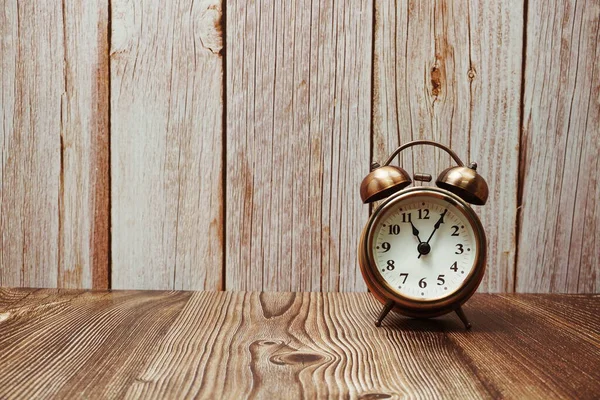 Relógio Alarme Vintage Com Cópia Espaço Fundo Madeira — Fotografia de Stock
