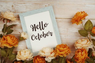 Merhaba Ekim tipografi metin ahşap arka planda çiçek deşifre