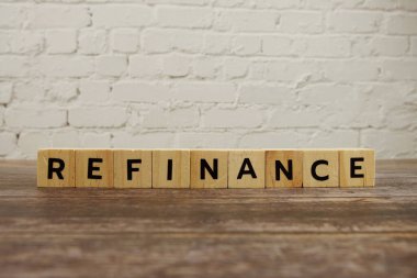 Ahşap arka planda alfabe harflerini yenile