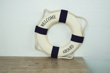 Lifebuoy Yaz İç dekorasyonu ahşap arka planda uzay kopyası ile