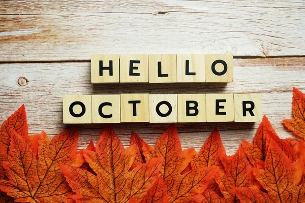 Ahşap arka planda akçaağaç yapraklı mutlu Ekim alfabe harfleri