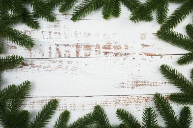 Köknar ağacı dalları ile Noel arkaplanı ahşap zemin üzerinde sınır çerçevesi