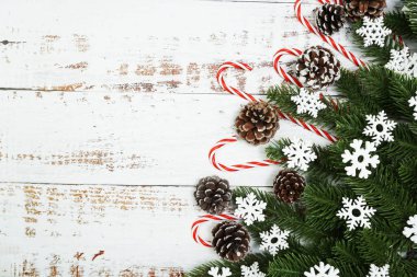 Tahta çayırlarda Noel süsü çerçevesi