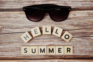 Merhaba. Tahta arka planda yaz mesajı alfabesi harfi.