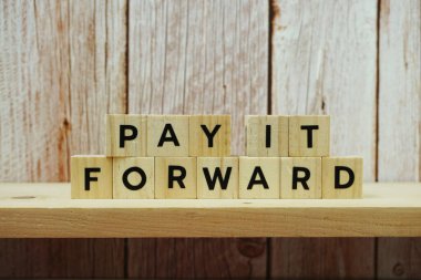 Raflardaki ahşap zemin üzerindeki harfi öde.