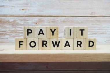 Raflardaki ahşap zemin üzerindeki harfi öde.