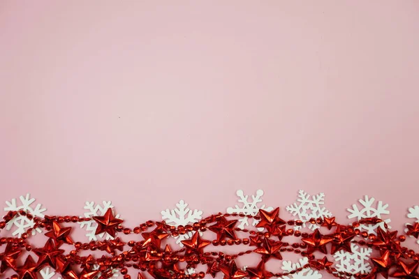 ピンクの背景にクリスマスのオーナメントの国境フレーム — ストック写真