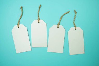 Mavi arkaplanda Düz Beyaz Boş Etiket