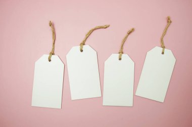 Pembe arkaplanda Düz Beyaz Boş Etiket