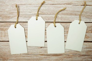 Tahta arkaplanda Düz Beyaz Boş Etiket