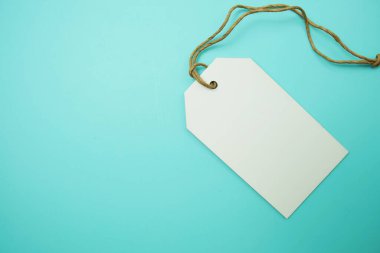 Mavi arkaplanda Düz Beyaz Boş Etiket