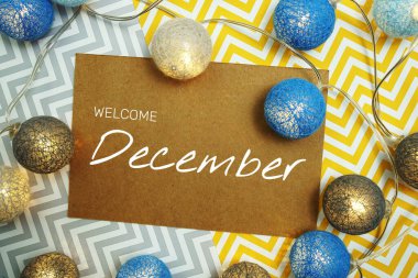 LED pamuk topları dekorasyonu ile kağıt kart üzerinde Aralık tipografi metni hoş geldiniz