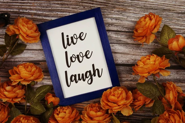 Текст Типографики Love Live Laugh Украшением Цветов Деревянном Фоне — стоковое фото