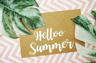 Merhaba, Monstera yapraklı kâğıt üzerinde yaz tipografisi metni