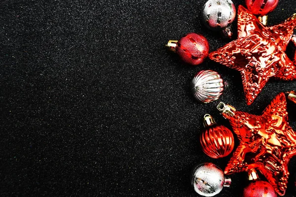 ブラックグリッターの背景にスペースコピー付きクリスマスボール組成 — ストック写真