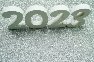 2023 Mutlu Yıllar. Gümüş parıltı arka planında yer kopyası var.