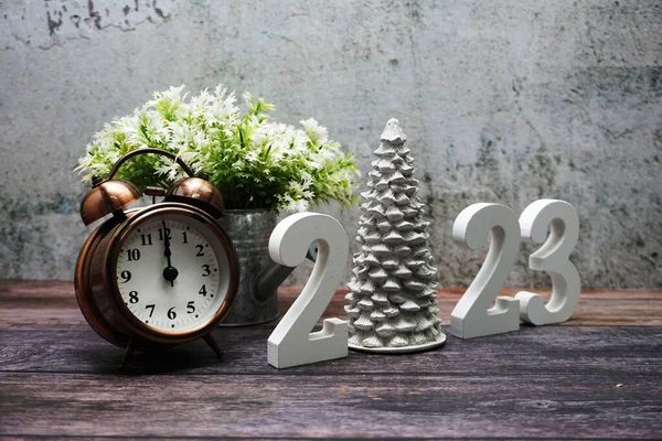 Mutlu yıllar 2023 ve Noel Tatil Dekorasyonu ahşap arka planda