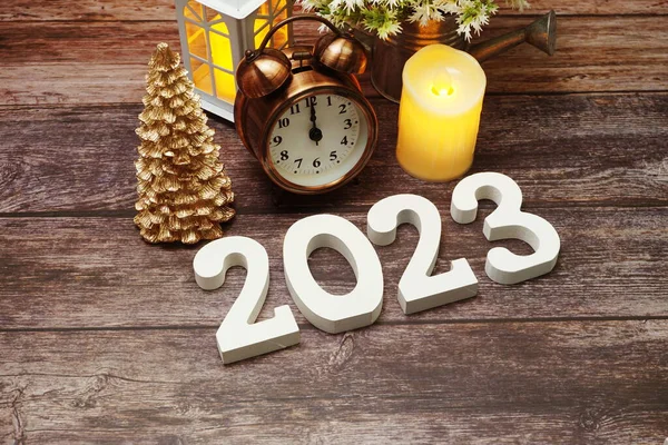 Mutlu yıllar 2023 ve Noel Tatil Dekorasyonu ahşap arka planda