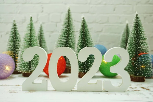 Yeni yılınız kutlu olsun. Beyaz tuğla duvarda Noel ağacı var.