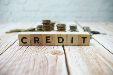 Tahta zemin üzerinde alfabe harfi ve sikkeleri kredi